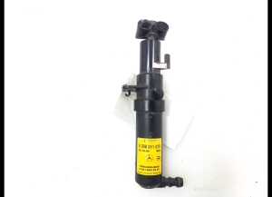   Headlamp spray nozzle 