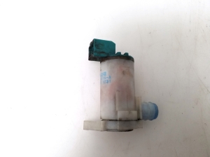 NISSAN X-Trail T30 (2001–2007) Front windshield washer pump 2224616A - 3
