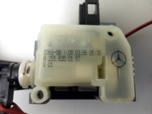 Mercedes Benz R-Class 251 (2006–2017) Kütuse täiteava korgi lukustus A2518200197 - 4