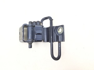 Volkswagen Touareg I (2002–2010) Priekšējo durvju apakšējā eņģe 7L0831411 - 2