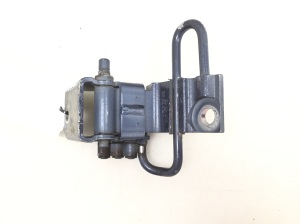 Volkswagen Touareg I (2002–2010) Priekšējo durvju apakšējā eņģe 7L0831412 - 2