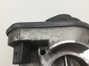 AUDI A8 D3 (2002–2010) Gaasiklapp 057128063 - 4