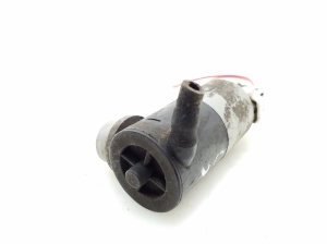 TOYOTA Yaris (2005–2011) Front windshield washer pump 853300D050 - 3