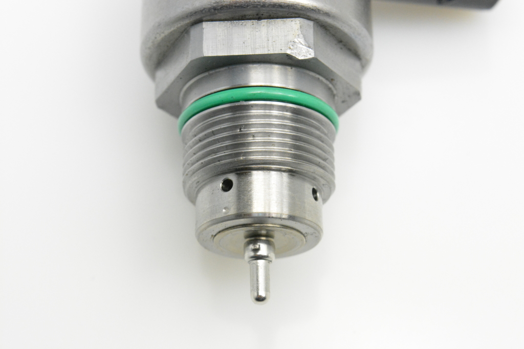 Used Volkswagen Golf High pressure fuel line sensor 04L130764B