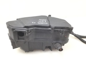 Volkswagen Touareg I (2002–2010) Sicherungskastenhalter unter der Motorhaube - 2