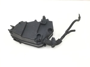 Volkswagen Touareg I (2002–2010) Sicherungskastenhalter unter der Motorhaube - 3