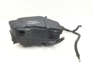 Volkswagen Touareg I (2002–2010) Sicherungskastenhalter unter der Motorhaube - 3