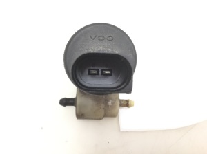 Volkswagen Touran I (2003–2010) Front windshield washer pump - 2