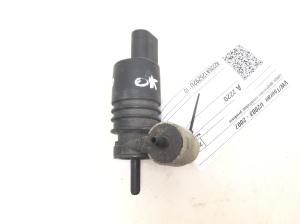 Volkswagen Touran I (2003–2010) Front windshield washer pump - 3