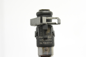 AUDI A4 B8 (2007–2016) Fuel injector 06L906031A - 3