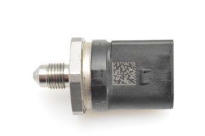AUDI A3 8V (2012–2020) Fuel rail pressure sensor 06J906051F - 2