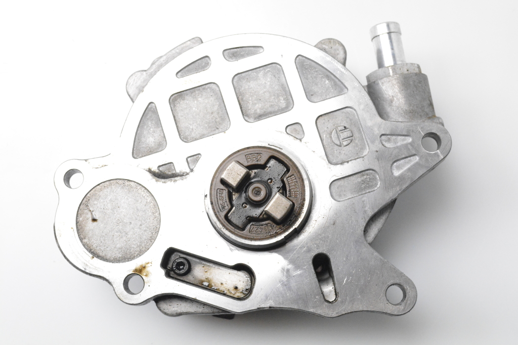 Used AUDI A4 Vacuum pump 03L145100F