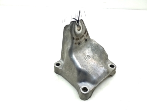   Engine holder 