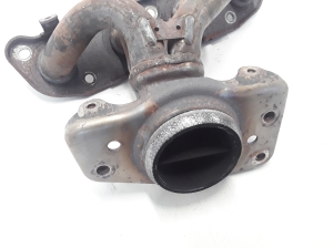  Exhaust manifold 