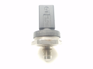 AUDI A3 8V (2012–2020) Fuel rail pressure sensor 06J906051F - 4