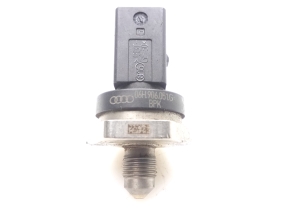 AUDI A4 B8 (2007–2016) Fuel rail pressure sensor 06H906051G - 3