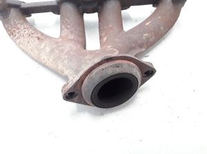  Exhaust manifold 