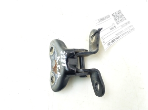 TOYOTA Urban Cruiser (2009–2017) Front door lower hinge 6874012120 - 2
