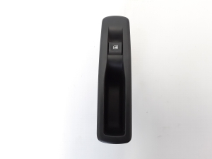 Aizmugurējo sānu durvju stikla slēdzis - 82944002R