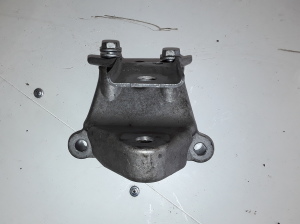Front subframe bracket - 8200298146