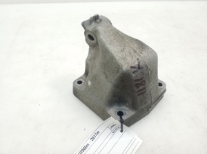   Engine holder 