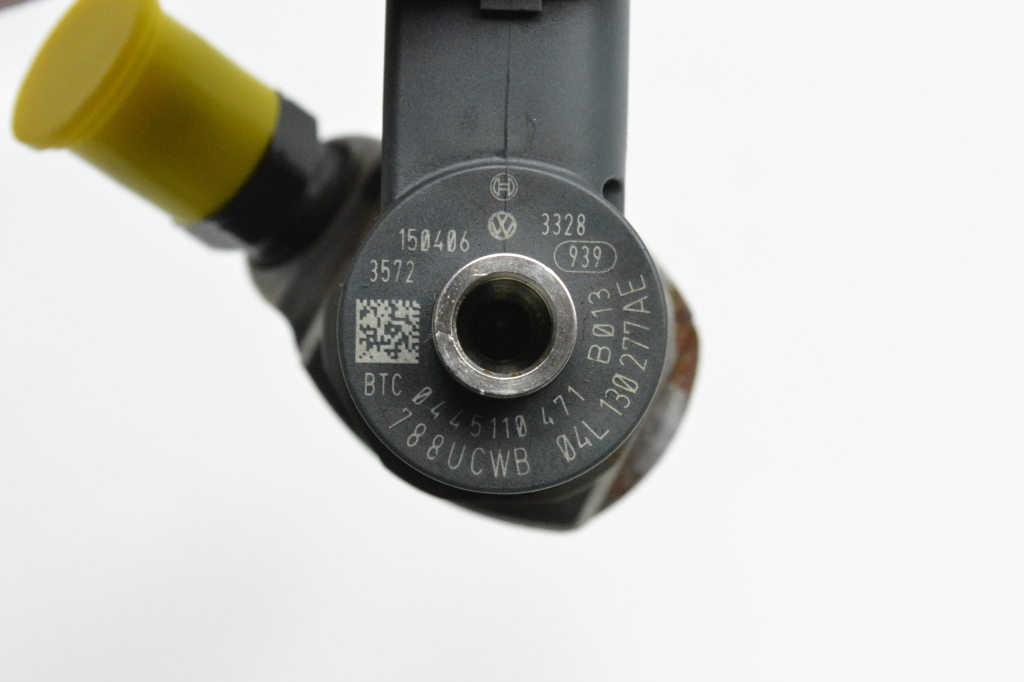 Used AUDI A4 Fuel injector 04L130277AE