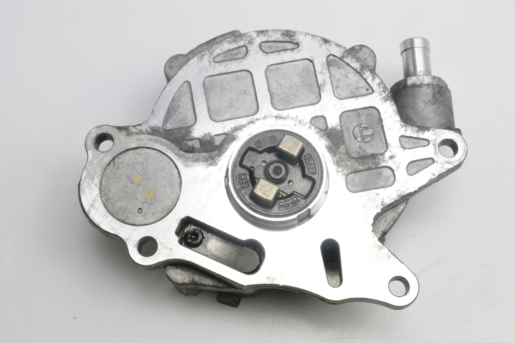 Used AUDI A4 Vacuum pump 03L145100F