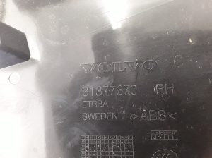 VOLVO V90 (2016–2026) Keskpiilari siseviimistlus 31377670 - 2