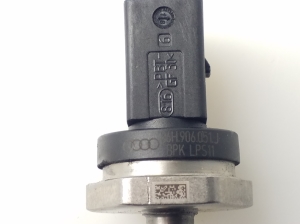 AUDI A3 8V (2012–2020) Fuel rail pressure sensor 06H906051J - 2