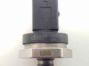 AUDI A4 B8 (2007–2016) Fuel rail pressure sensor 06H906051G - 3