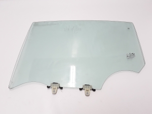 Vitre de porte latérale arrière - 823010016R