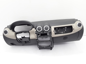 Dashboard and its parts - 8200739435