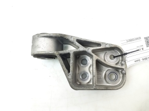   Engine holder 