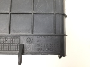 Volkswagen Passat B6 (2005–2010) Battery cover 1K0915335C - 3