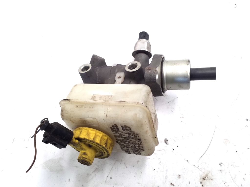 Used Volkswagen Beetle Master cylinder 1J1614019F