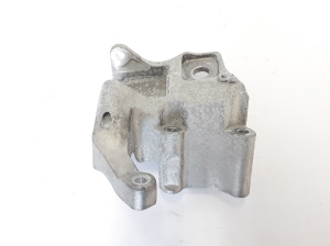   Engine holder 