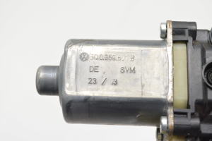 Volkswagen Golf VII (2012–2026) Front door window regulator motor 5Q0959801B - 4