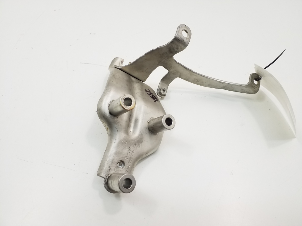 Mercedes Benz E-Class W213 (2017–2026) Turbo kinnitus A6540960045 Mercedes Benz E-Class W213 (2017–2026) Turbo kinnitus A6540960045