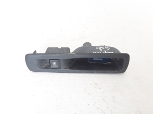 Aizmugurējo sānu durvju stikla slēdzis - 82944002R