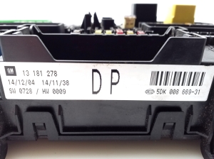 Opel Astra H (2004–2010) Sicherungskastengehäuse unter der Motorhaube 13181278 - 2