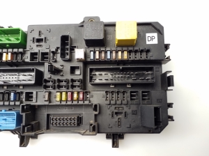 Opel Astra H (2004–2010) Sicherungskastengehäuse unter der Motorhaube 13181278 - 4
