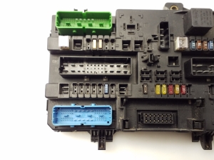 Opel Astra H (2004–2010) Sicherungskastengehäuse unter der Motorhaube 13181278 - 5