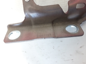  Engine cover hinge 