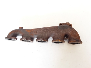  Exhaust manifold 