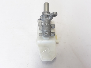  Master cylinder 