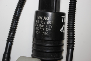 Volkswagen Touareg II (2010–2018) Front windshield washer pump 1K6955651 - 2