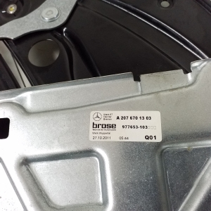 Mercedes Benz E-Class W207 (2009–2017) Rear fork windscreen lifter and its components A2076701303 - 3