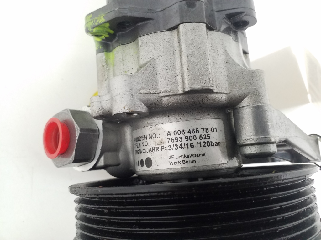 Used Mercedes Benz Sprinter Power steering pump A0064667801