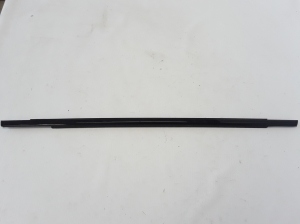 Aizmugurējo sānu durvju stikla ārējā līste - 31848055