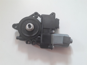 Hyundai i40 (2011–2026) Esiukse aknatõstuki mootor 824603Z010 - 2